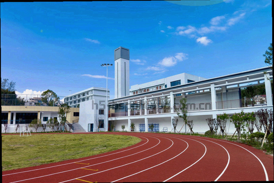 桌面上摊开的笔记本与贴着版本号、页面地址的便签，暗调高对比